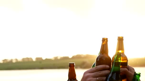 Amigos Felices Bailando Atardecer Con Una Bebida Sus Manos — Vídeos de Stock