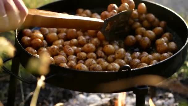 Batatas Jovens Preparam Uma Grelha Mão Usando Pinças Para Virar — Vídeo de Stock
