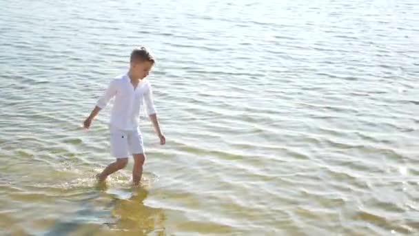 Stilvoller Kleiner Junge Tropischen Strand Glücklicher Kleiner Junge Der Sommer — Stockvideo