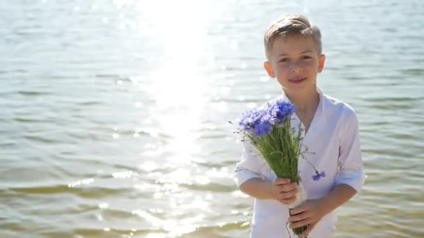 Netter Und Schöner Junge Ein Kind Mit Einem Blumenstrauß März — Stockvideo