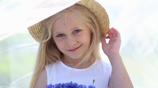 Una Niña Con Ramo Azul Flores Retrato Una Niña Feliz — Vídeo de stock