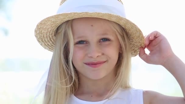 Una Niña Con Ramo Azul Flores Retrato Una Niña Feliz — Vídeos de Stock