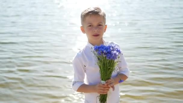 Søt Vakker Gutt Barn Med Bukett Blomster Mars Internasjonal Kvinnedag – stockvideo