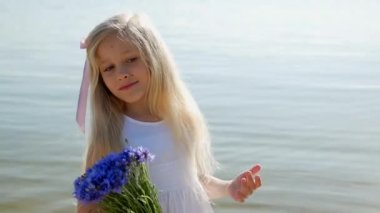 Gündüz kumsalda güzel bir kızın portresi, mutlu tatiller, yaz tatili.