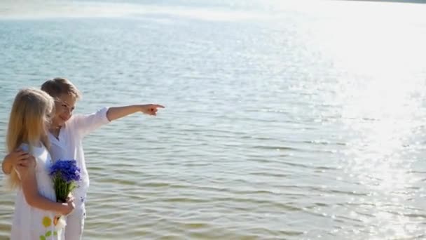 时尚的蹒跚学步的男孩在热带海滩上散步 快乐的小男孩在夏天的海面上散步 — 图库视频影像