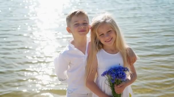 Geschwister Teich Einem Sonnigen Tag Glückliche Kinder Sommerferien Für Kinder — Stockvideo
