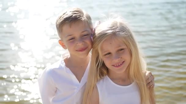 Hermano Hermana Estanque Día Soleado Niños Felices Vacaciones Verano Para — Vídeo de stock