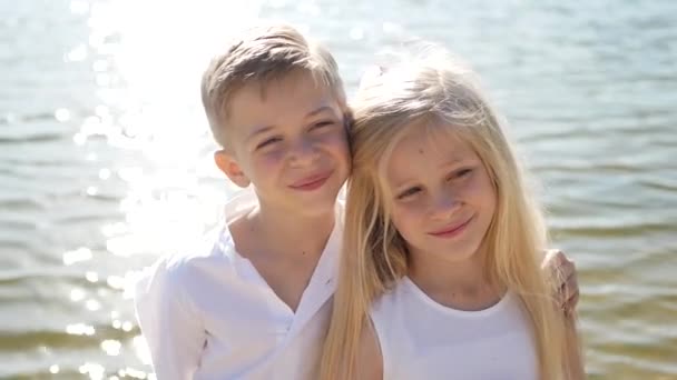 Hermano Hermana Estanque Día Soleado Niños Felices Vacaciones Verano Para — Vídeo de stock