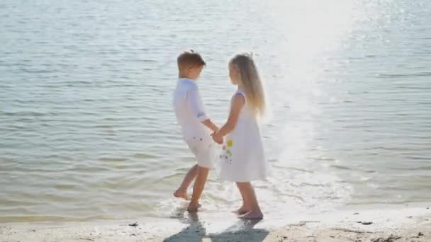 Bror Och Syster Kul Stranden Pojke Och Flicka Från Leksaksbåt — Stockvideo