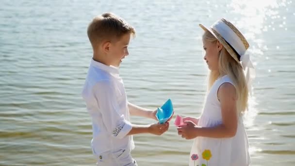 Bror Och Syster Kul Stranden Pojke Och Flicka Från Leksaksbåt — Stockvideo