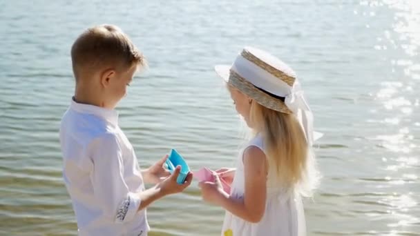 Bruder Und Schwester Amüsieren Sich Strand Junge Und Mädchen Von — Stockvideo