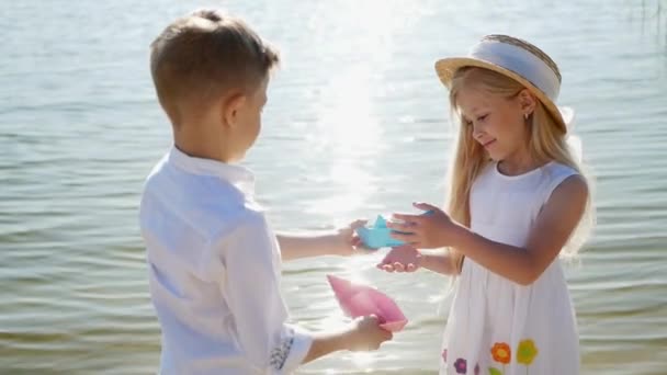 Bruder Und Schwester Amüsieren Sich Strand Junge Und Mädchen Von — Stockvideo