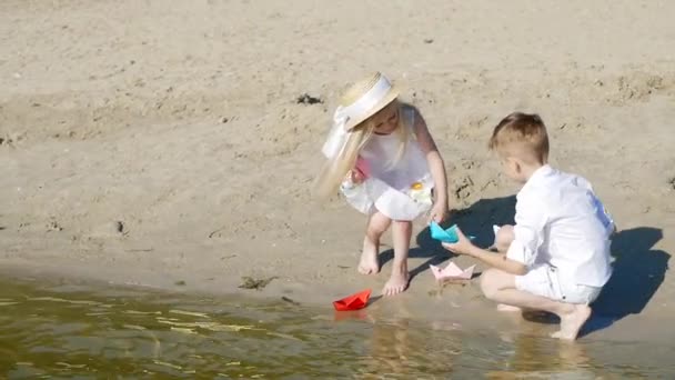 Bror Och Syster Kul Stranden Pojke Och Flicka Från Leksaksbåt — Stockvideo