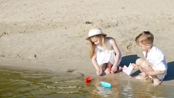 Bror Och Syster Kul Stranden Pojke Och Flicka Från Leksaksbåt — Stockvideo