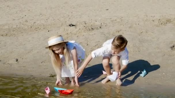 Bruder Und Schwester Amüsieren Sich Strand Junge Und Mädchen Von — Stockvideo