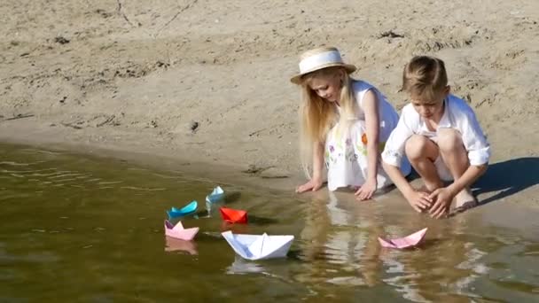 Bawcie Się Dobrze Plaży Chłopiec Dziewczyna Łodzi Zabawki Statku Dzieci — Wideo stockowe