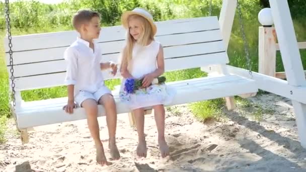 Dětství Cestování Rodinná Koncepce Chlapec Dívka Objímající Venku Happy Children — Stock video