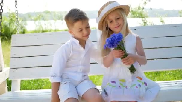 Dětství Cestování Rodinná Koncepce Chlapec Dívka Objímající Venku Happy Children — Stock video