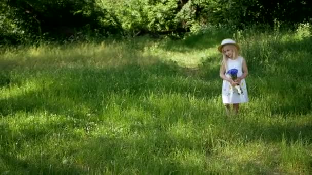 青い花束の女の子 藁帽子の幸せな女の子の肖像画 — ストック動画