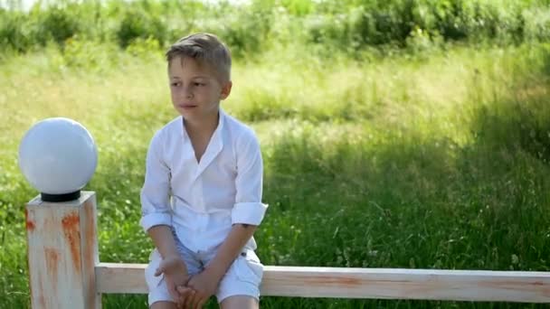 Маленький Хлопчик Танцює Паркані Літній День Щасливий Хлопчик Білому Одязі — стокове відео