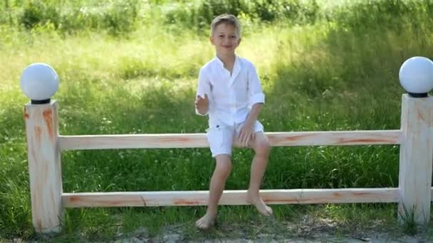 Niño Pequeño Bailando Valla Día Verano Niño Feliz Con Ropa — Vídeos de Stock