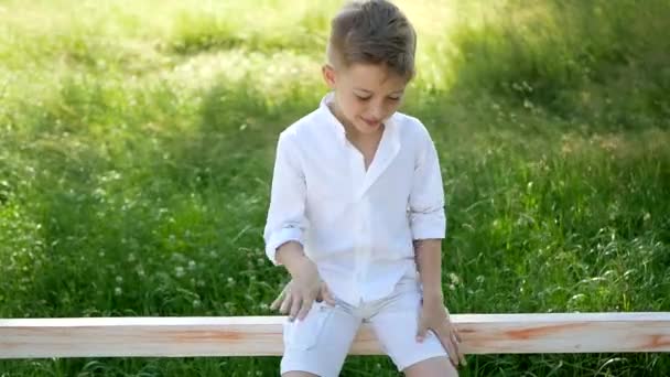 Bambino Che Balla Sulla Recinzione Giorno Estate Ragazzo Felice Vestiti — Video Stock