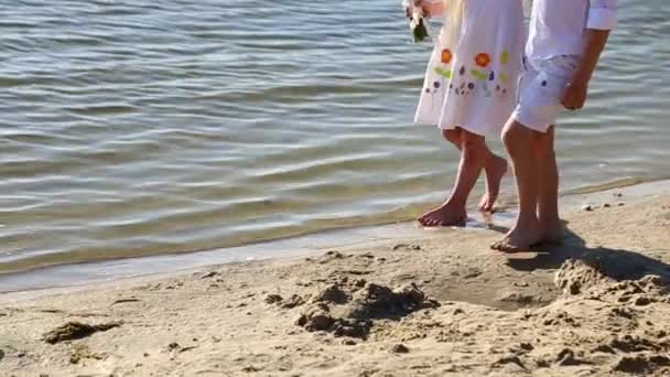 Pojke Och Flicka Promenader Sjön Sommardag Glada Barn Nära Dammen — Stockvideo