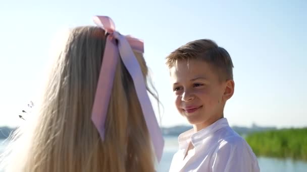 Jungen Und Mädchen Spazieren Einem Sommertag Auf Dem See Glückliche — Stockvideo