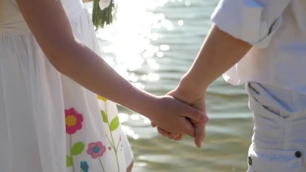 Jongen Meisje Wandelen Het Meer Een Zomerse Dag Gelukkige Kinderen — Stockvideo