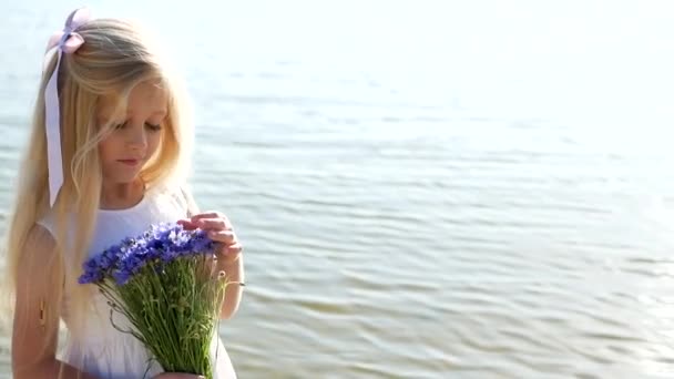 Portret Van Een Mooi Meisje Het Strand Overdag Vrolijke Vakantie — Stockvideo