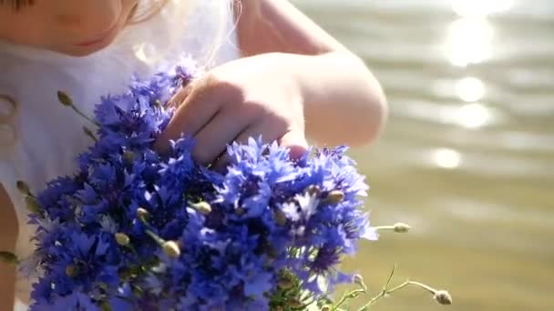 Porträtt Vacker Liten Flicka Stranden Dagtid Glad Semester Sommarsemester — Stockvideo