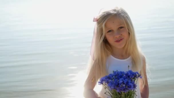 Portret Pięknej Dziewczynki Plaży Ciągu Dnia Szczęśliwe Wakacje Letnie Wakacje — Wideo stockowe