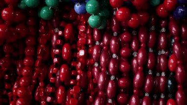 Ukrayna mercanları, Ukrayna pazarı. Ukrayna 'nın geleneksel boncukları Ukrayna' da pazarda farklı renklerde satılıyor. Ukrayna 'da kadınlar için moda.