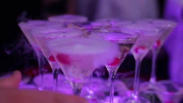 香槟滑行 香槟酒杯由樱桃和干冰蒸汽慢动作制成的金字塔或喷泉 — 图库视频影像