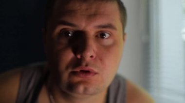 Yabancı bir adam dürbünle bakar.