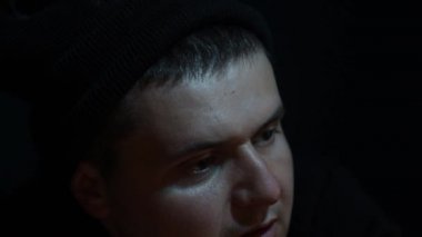 Adam bilgisayar ekranına şaşkınlıkla bakıyor.