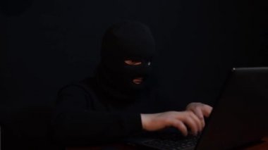 Hacker geceleri bilgisayarda çalışıyor.
