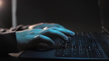 Hacker geceleri bilgisayarda çalışıyor.