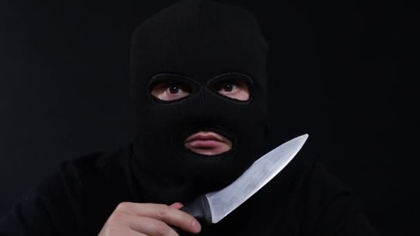 Злочинець у масці з ножем — стокове відео