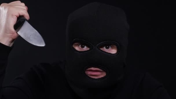 A criminal in a mask with a knife — Stock Video