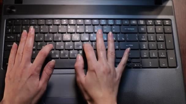 Händer på en kvinnlig programmerare som skriver text på en dator — Stockvideo