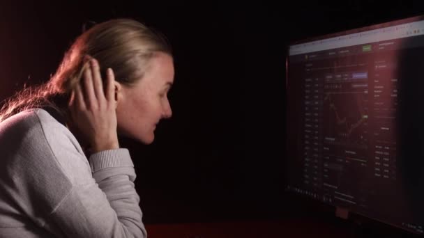 Przygnębiona Kobieta Pracuje Nocy Przy Komputerze Zmęczona Dziewczyna Chce Spać — Wideo stockowe