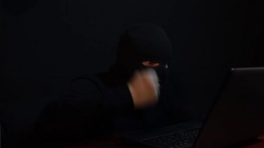 Hacker bilgisayar monitörüne, kromakey ekrana bakıyor