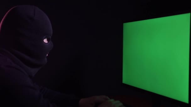 Hacker bilgisayar monitörüne, kromakey ekrana bakıyor — Stok video