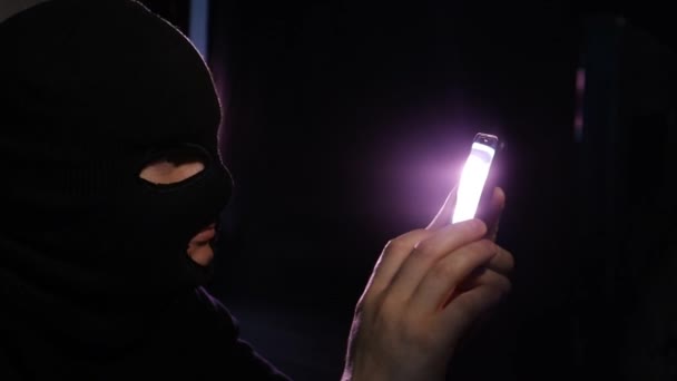 Scammers在智能手机上说话4.犯罪分子利用因特网 — 图库视频影像