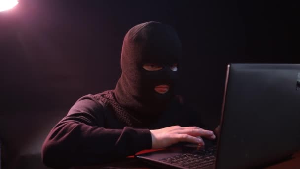 詐欺師はインターネットを使用します。犯罪者はソーシャルネットワーク上のデータを盗む — ストック動画