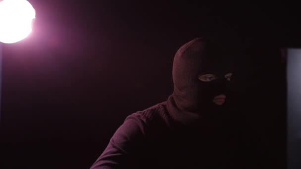 Il bandito lavora al computer di notte — Video Stock