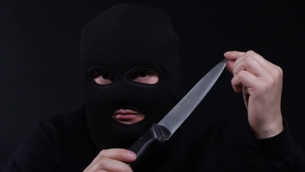 Um criminoso com uma faca de cozinha nas mãos — Vídeo de Stock
