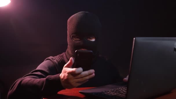 Ένας εγκληματίας με μάσκα χρησιμοποιεί το διαδίκτυο για να κλέψει προσωπικά δεδομένα, — Αρχείο Βίντεο