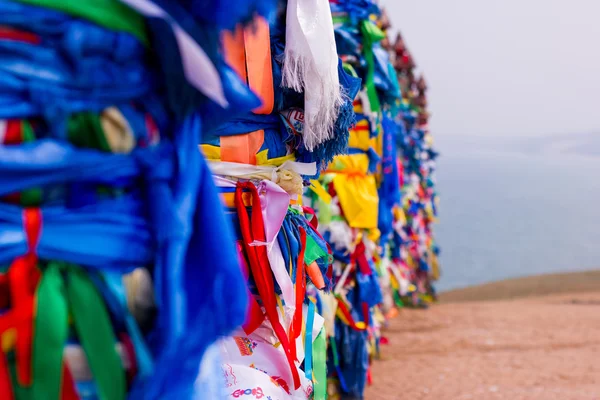 Serge. Postes sagrados con cintas de colores en la isla Olkhon. Burkhan, Lago Baikal Imagen De Stock
